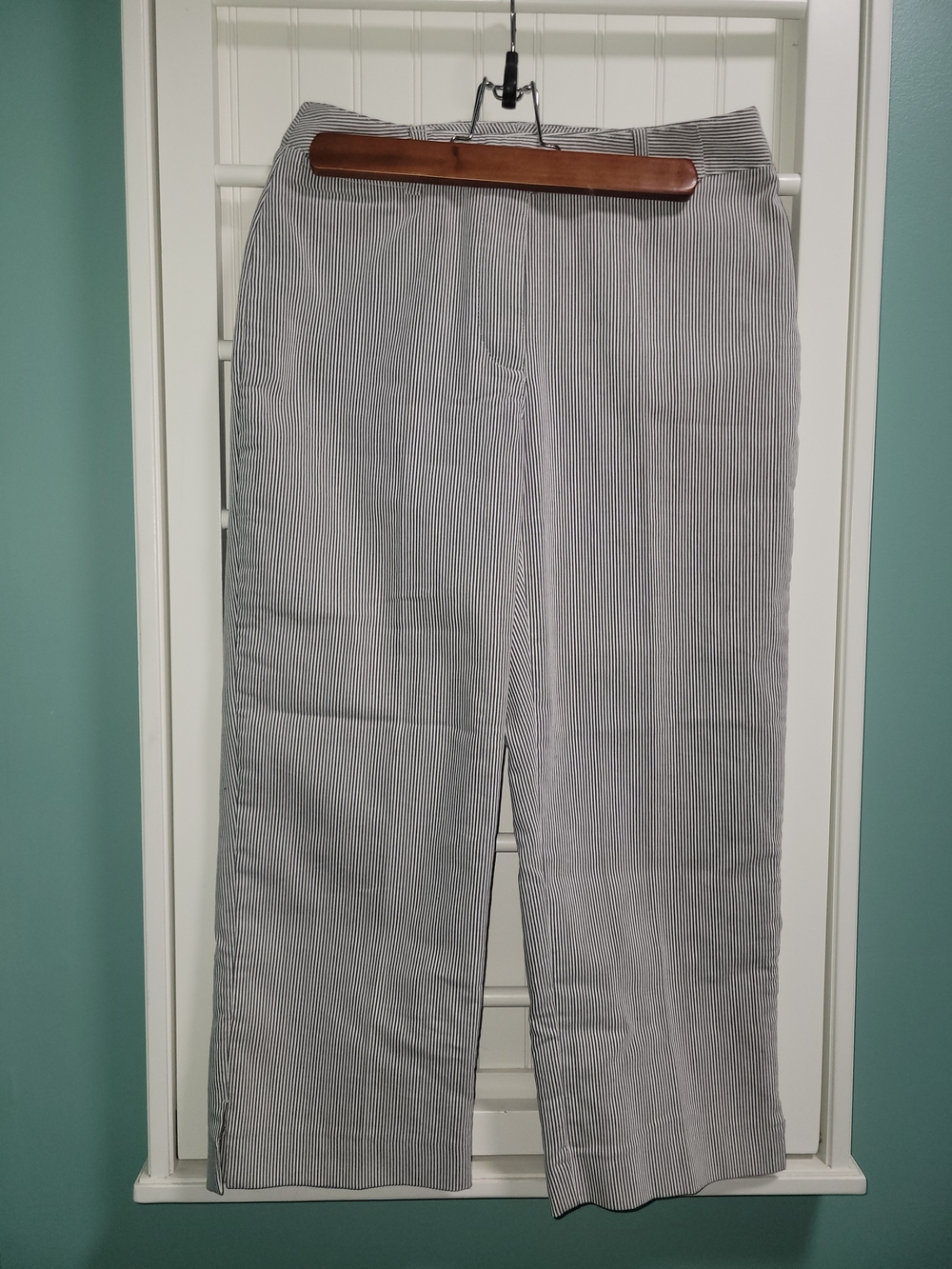 Liz Claiborne Lizsport Gray/White Seersucker Golf Capri Pants Size 4 NWOT